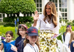 Trik Melanie Trump: kako obleko preurediti v pisarniški videz in izgledati odlično
