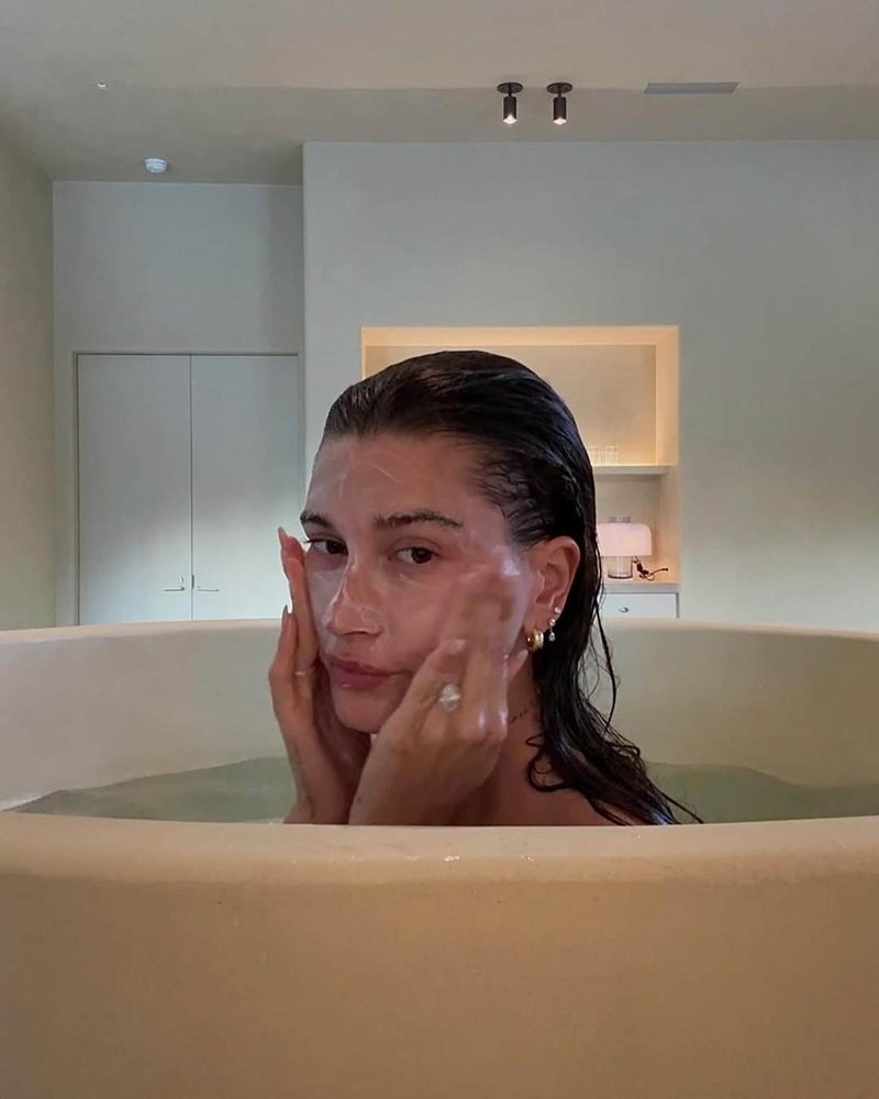 "To je pravi čudež v tubi": Hailey Bieber ne more brez te vsestranske kreme, ki jo dobite v slovenskih lekarnah