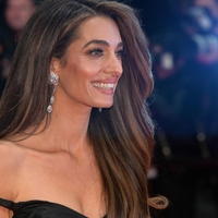 Frizer Amal Clooney razkirl skrivnost za njen očarljiv videz in sijoče lase (imamo seznam izdelkov!)