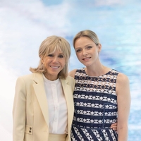 Modna kombinacija princese Charlene in Brigitte Macron — katera vam je bolj všeč?