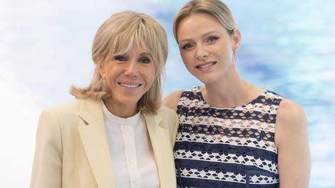 Modna kombinacija princese Charlene in Brigitte Macron — katera vam je bolj všeč?