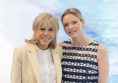 Modna kombinacija princese Charlene in Brigitte Macron — katera vam je bolj všeč?