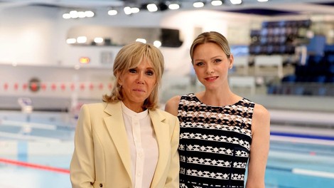 Tako princesa Charlene kot Brigitte Macron sta svoji modni kombinaciji dopolnili z obutvijo z ravnim podplatom — katera vam je bolj všeč?