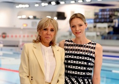 Tako princesa Charlene kot Brigitte Macron sta svoji modni kombinaciji dopolnili z obutvijo z ravnim podplatom — katera vam je bolj všeč?