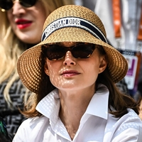 Klasična bela srajca in klobuk: Natalie Portman postregla s popolno poletno kombinacijo