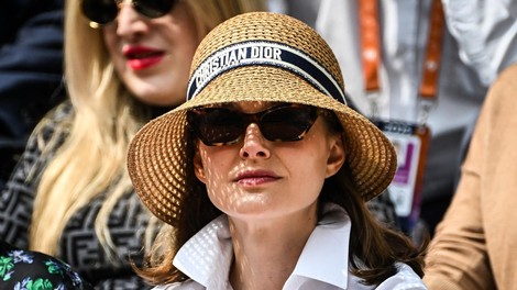 Klasična bela srajca in klobuk: Natalie Portman postregla s popolno poletno kombinacijo