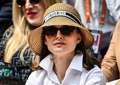 Klasična bela srajca in klobuk: Natalie Portman postregla s popolno poletno kombinacijo