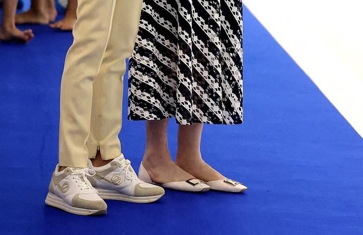 Kar zadeva obutev, se je odločila za superge znamke No Name v kombinaciji bež in bele barve. Gre za udobno …