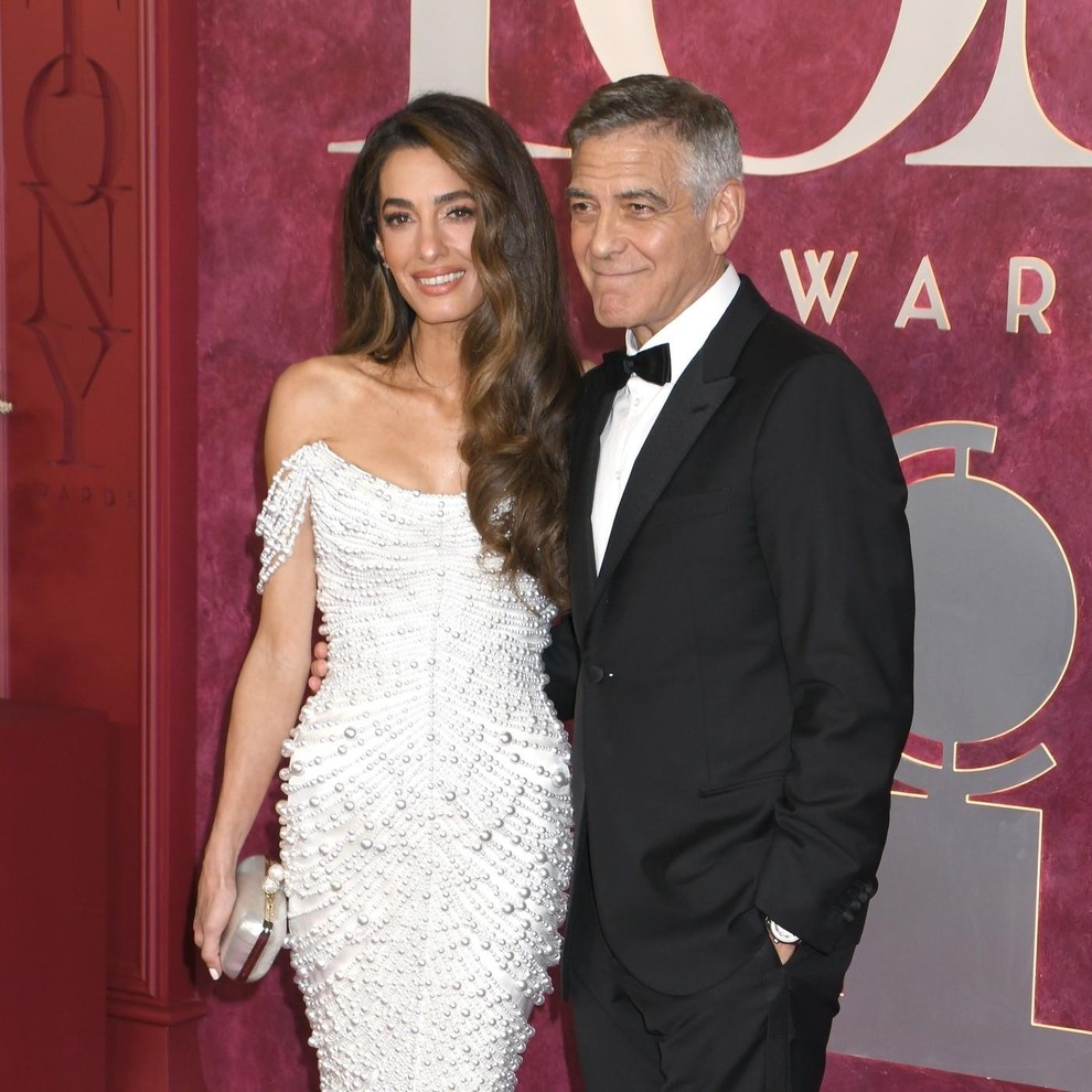 George Clooney je stajling svoje žene dopolnil s tradicionalnim črnim smokingom, metuljčkom in črnimi elegantnimi čevlji. Prejel je nominacijo za …