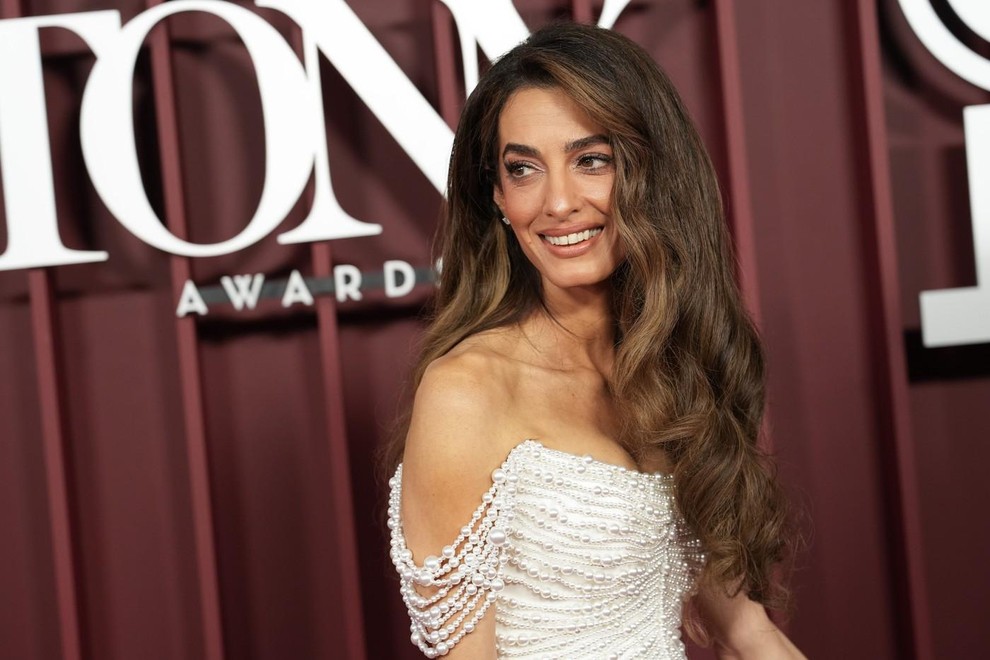 Amal Clooney je v nedeljo na rdeči preprogi nagrad Tony 2025 navdušila s svojo nebeško obleko. Ob soprogu Georgeu Clooneyju …