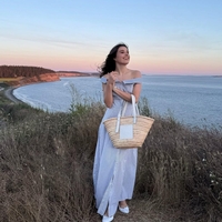 7 ključnih trendov poletnih oblek: od romantičnih rokavov do elegantnih bandeau krojev