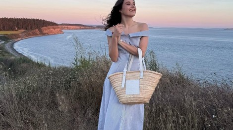 7 ključnih trendov poletnih oblek: od romantičnih rokavov do elegantnih bandeau krojev