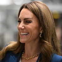 Kate Middleton očarala s temi elegantnimi uhani: cenovno dostopen nakit, ki je navdušil svet (kupite ga lahko tudi vi)