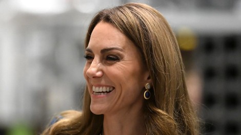 Kate Middleton očarala s temi elegantnimi uhani: cenovno dostopen nakit, ki je navdušil svet (kupite ga lahko tudi vi)