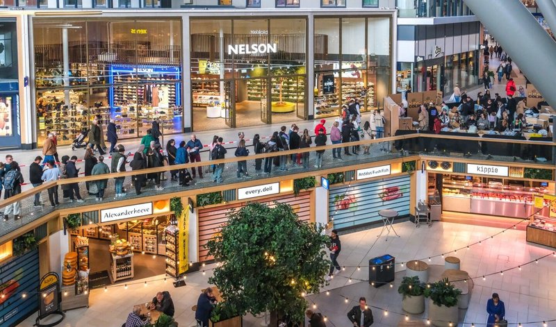 Že veste? V Ljubljano prihaja svetovni fenomen »izgubljenih paketov«! (nekdo je prejel celo rabljenega Rolexa)