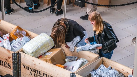 Že veste? V Ljubljano prihaja svetovni fenomen »izgubljenih paketov«! (nekdo je prejel celo rabljenega Rolexa)
