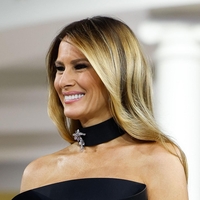 Melania Trump osupnila v črni obleki, ki odvzame vsaj 5 kg: takšne obleke boste želele nositi celo poletje