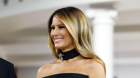 Melania Trump osupnila v črni obleki, ki odvzame vsaj 5 kg: takšne obleke boste želele nositi celo poletje