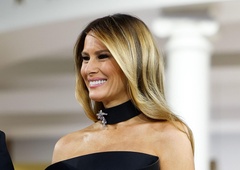 Melania Trump osupnila v črni obleki, ki odvzame vsaj 5 kg: takšne obleke boste želele nositi celo poletje
