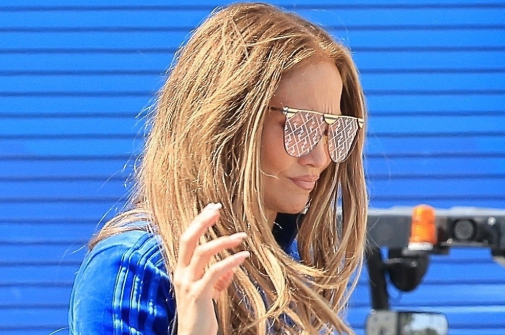 Jennifer Lopez v trenirki, ki ji je pisana na kožo (nenavadni zgornji del še kako izstopa) (foto: Profimedia)