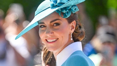 Valižanska princesa v turkizni eleganci: blestela v kreaciji njene najljubše modne oblikovalke