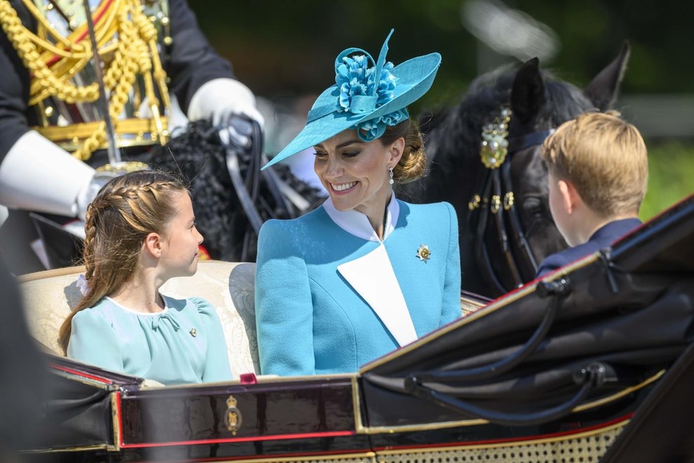 Kroj je imel izrazit pridih osemdesetih let, ki se lahko primerja z videzi njene pokojne tašče, princese Diane. Obleka, krojena …