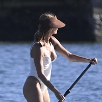 Gisele Bündchen po porodu navdušila v kopalkah, ki so idealne za prikrivanje trebuščka
