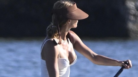 Gisele Bündchen po porodu navdušila v kopalkah, ki so idealne za oblikovanje postave
