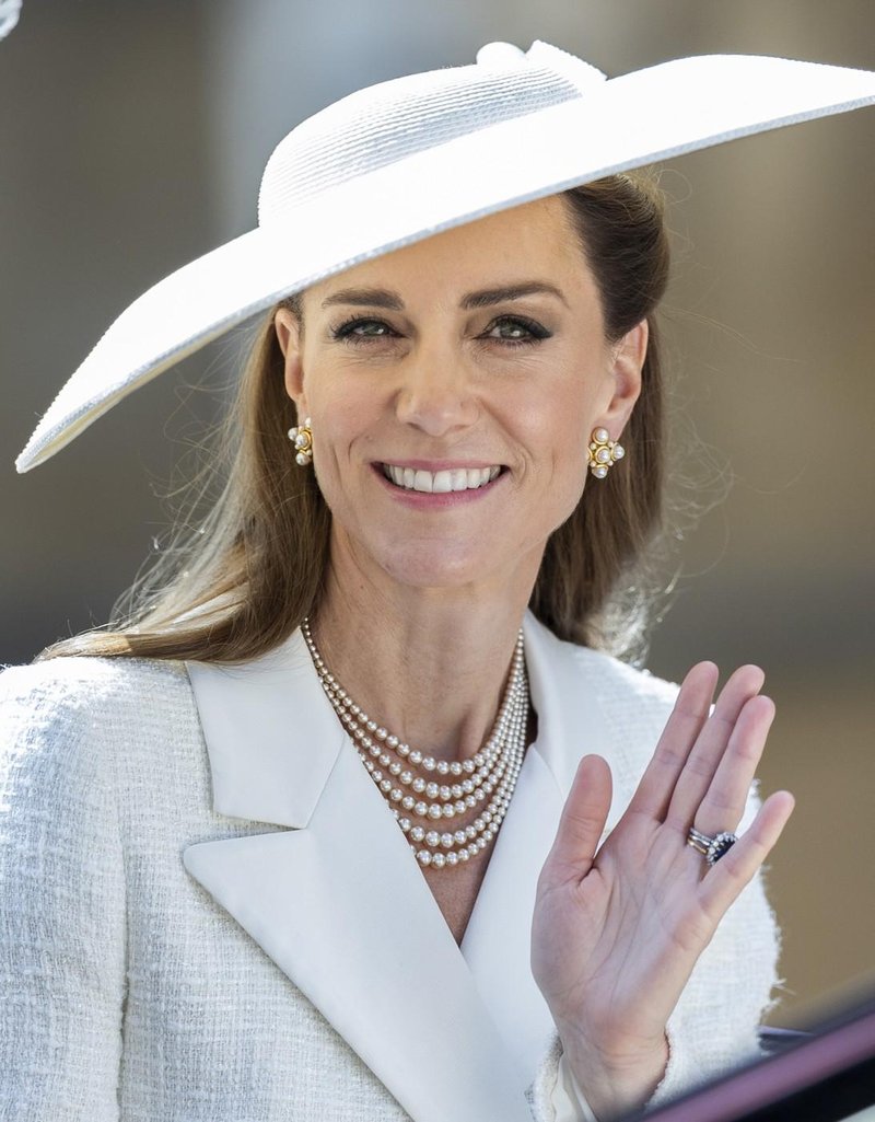 Princesa Kate za svečano priložnost izbrala angelsko belo krilo, ki smo ga na spletu našli za manj kot 50 evrov