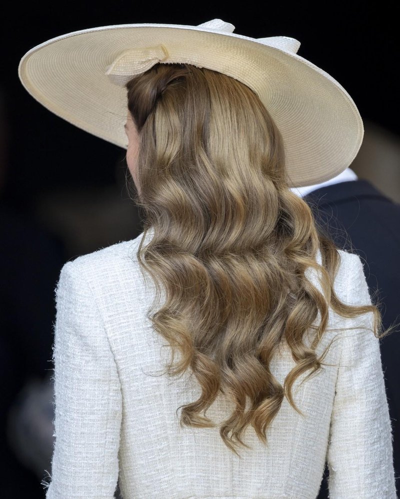 Princesa Kate za svečano priložnost izbrala angelsko belo krilo, ki smo ga na spletu našli za manj kot 50 evrov