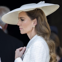 Princesa Kate za svečano priložnost izbrala angelsko belo krilo, ki smo ga na spletu našli za manj kot 50 evrov