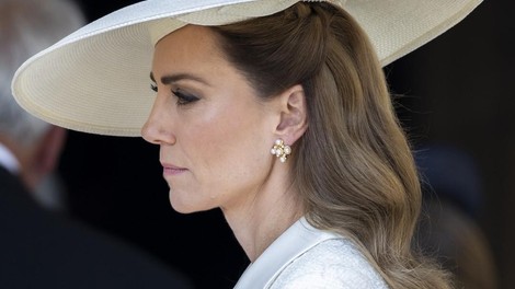 Princesa Kate za svečano priložnost izbrala angelsko belo krilo, ki smo ga na spletu našli za manj kot 50 evrov