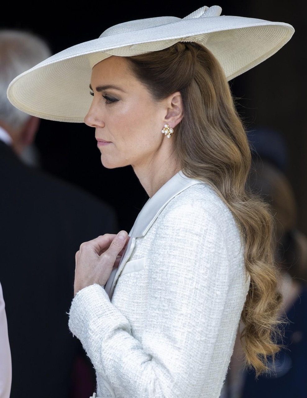 Princesa Kate za svečano priložnost izbrala angelsko belo krilo, ki smo ga na spletu našli za manj kot 50 evrov (foto: Profimedia)