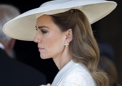 Princesa Kate za svečano priložnost izbrala angelsko belo krilo, ki smo ga na spletu našli za manj kot 50 evrov