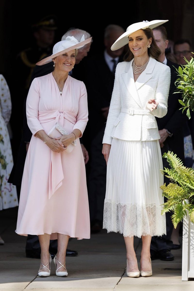 Princesa Kate za svečano priložnost izbrala angelsko belo krilo, ki smo ga na spletu našli za manj kot 50 evrov