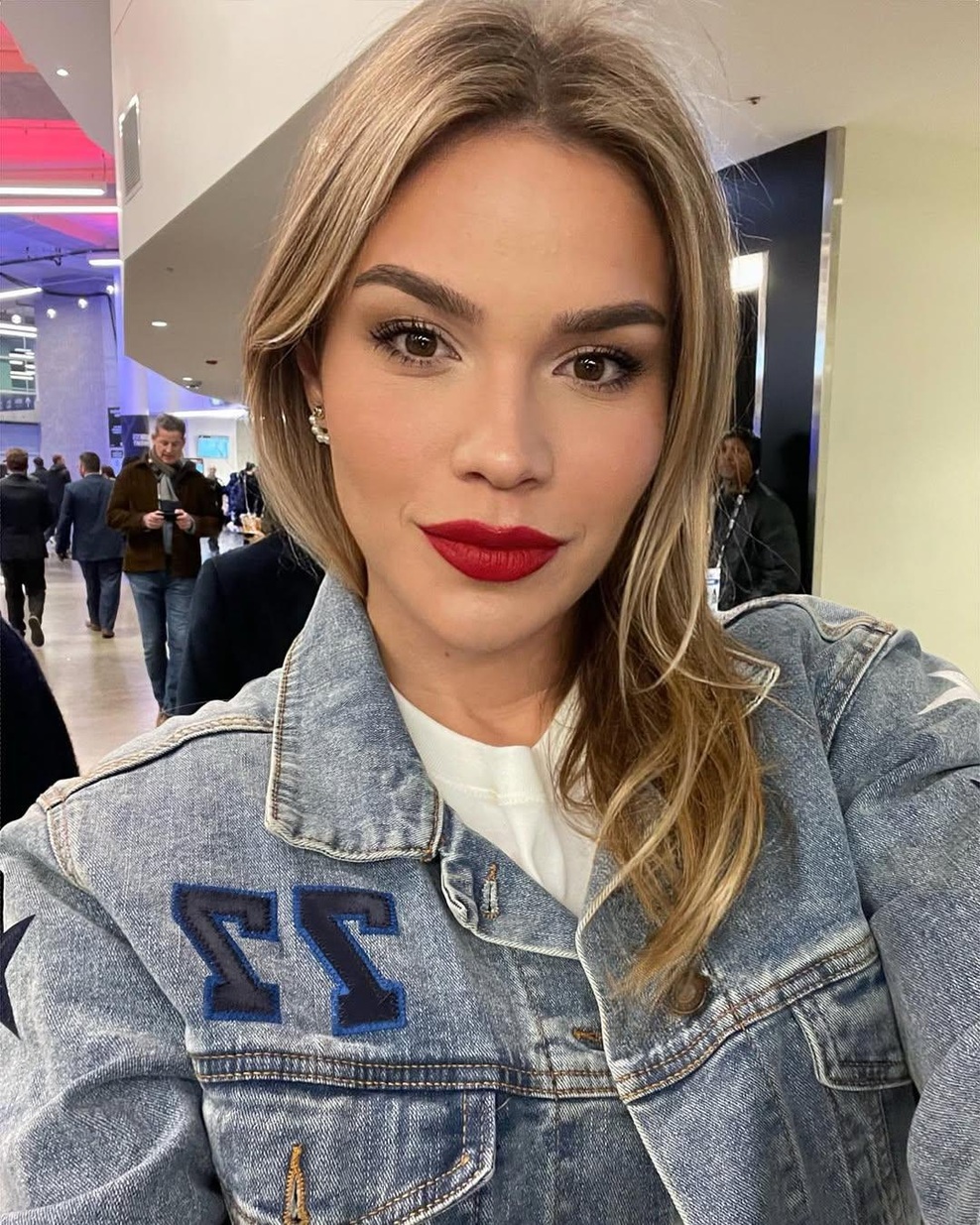 Anamaria Goltes ujeta v središču Ljubljane v stajlingu, ki dokazuje, da je kljub vsemu še vedno "preprosto dekle" (foto: Instagram/@anamariagoltes)