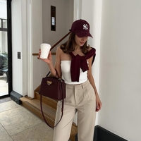 Topi z vgrajenimi modrčki so nepogrešljiv poletni kos, ki združuje udobje in stil