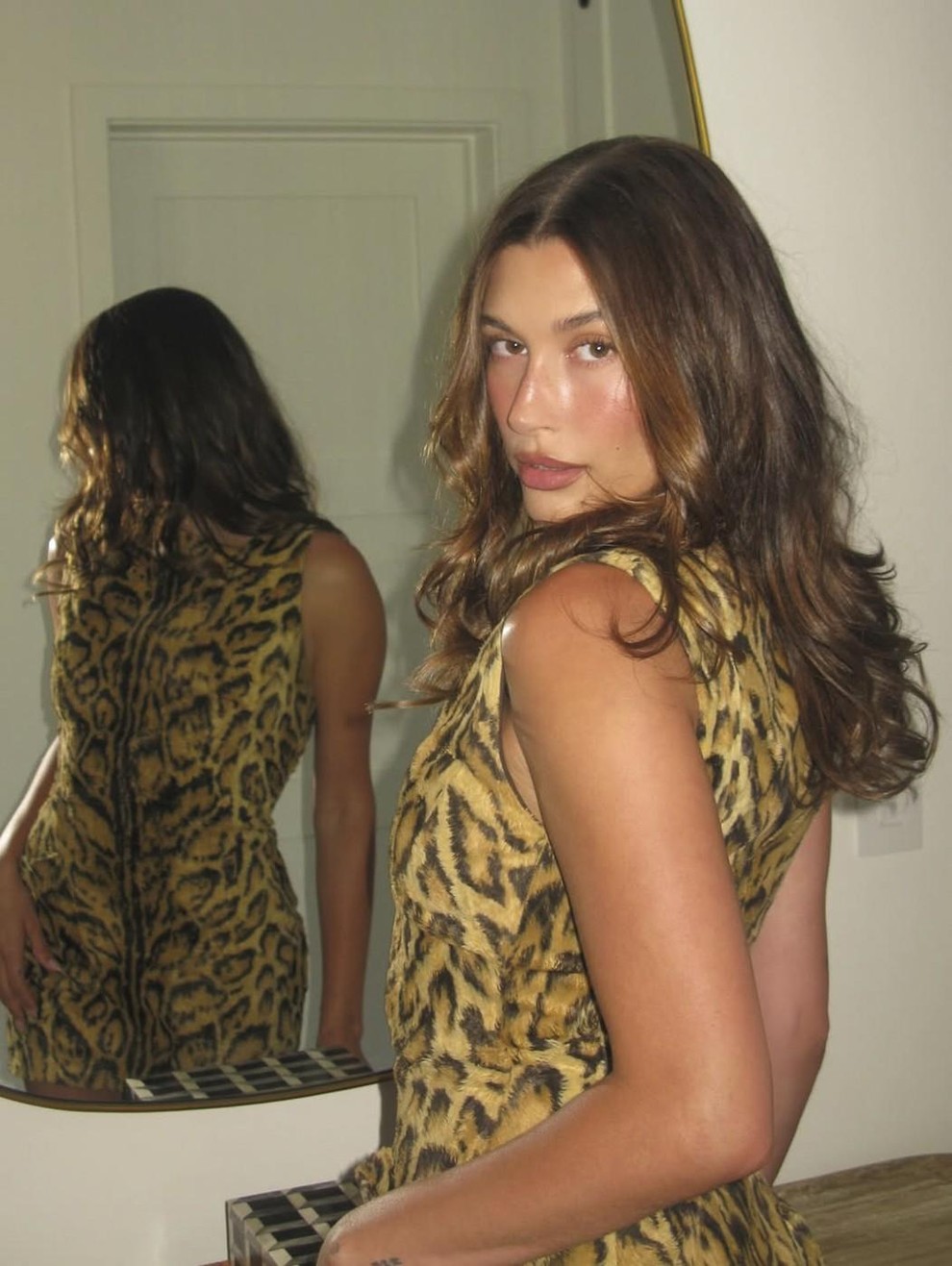 Hailey Bieber je dokaz, da z dovolj samozavesti ni kosa oblačila, ki bi ga bilo treba skriti v modni arhiv. …