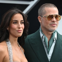 Brad Pitt in Ines de Ramon ujeta v nežnem, intimnem trenutku na premieri filma F1