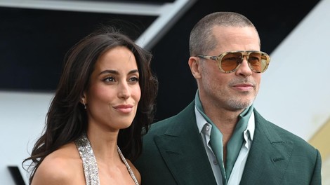 Brad Pitt in Ines de Ramon ujeta v nežnem, intimnem trenutku na premieri filma F1