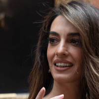 Amal Clooney navdušila v čudoviti obleki, ki je popolna za vsako priložnost (FOTO)