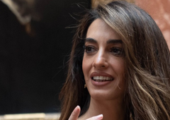 Amal Clooney navdušila v čudoviti obleki, ki je popolna za vsako priložnost (FOTO)