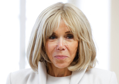 Čista desetka za videz Brigitte Macron: blestela v čudoviti zeleni obleki (FOTO)