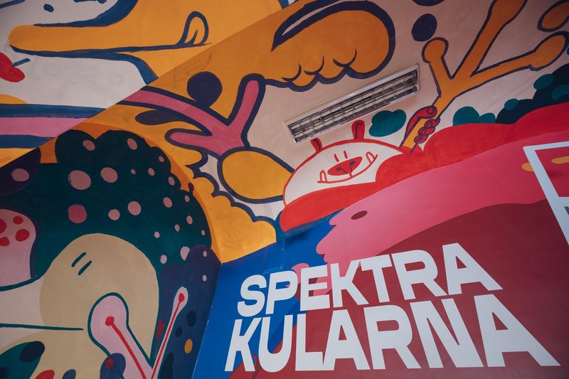 Le še nekaj dni imate, da v središču Maribora ujamete razstavo priznanih treh slovenskih umetnikov, o kateri šušlja vsa okolica!