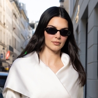 Črno-bela eleganca Kendall Jenner, ki spominja na Audrey Hepburn