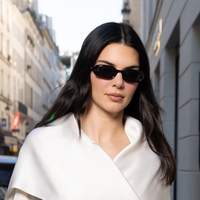 Črno-bela eleganca Kendall Jenner, ki spominja na Audrey Hepburn