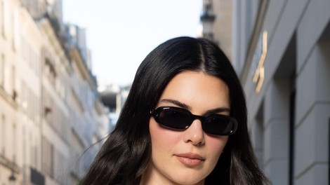 Črno-bela eleganca Kendall Jenner, ki spominja na Audrey Hepburn