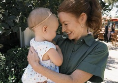 Stara sem bila 57 let, ko sem rodila prvega otroka: zaradi te izkušnje zdaj menim, da bi morali to prepovedati z zakonom