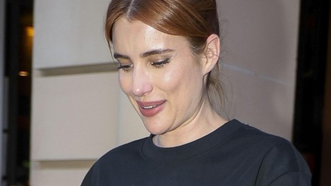 Nečakinja Julie Roberts ujeta v nenavadnem krilu, ki podaljša noge