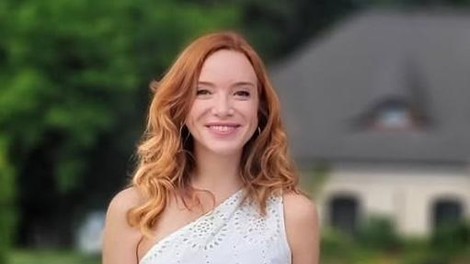 Mojca Mavec navdušila v popolni poletni obleki, ki jo je dopolnila s tem ključnim detajlom